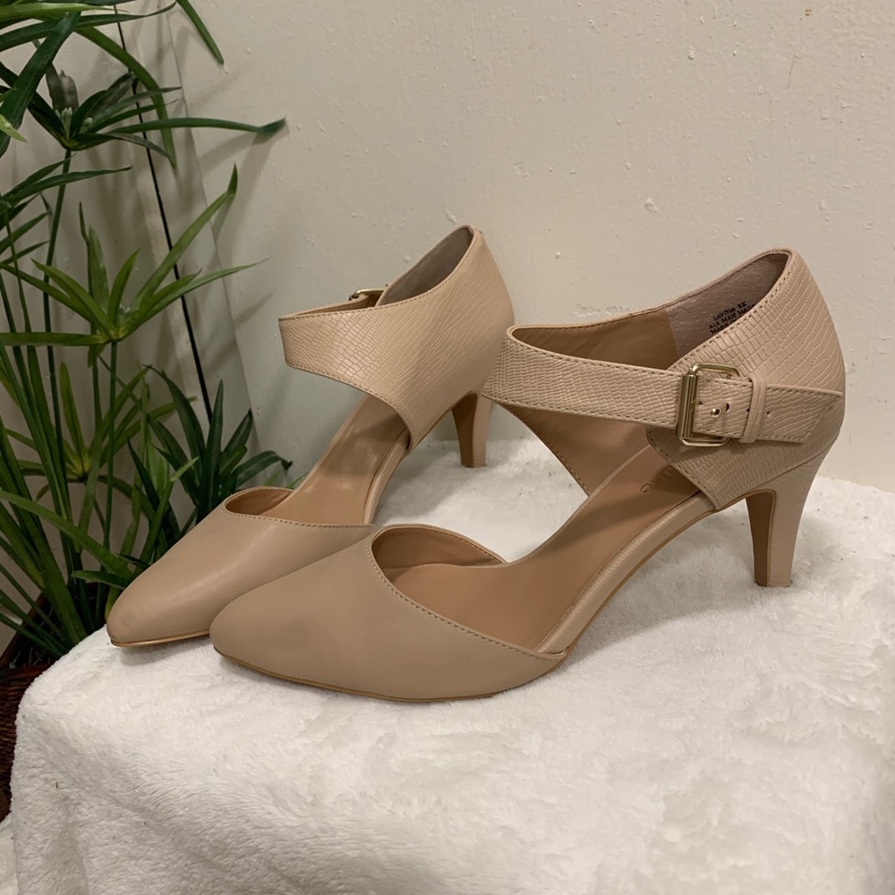 3/25🌻KELLY & KATIE nude close toed heels